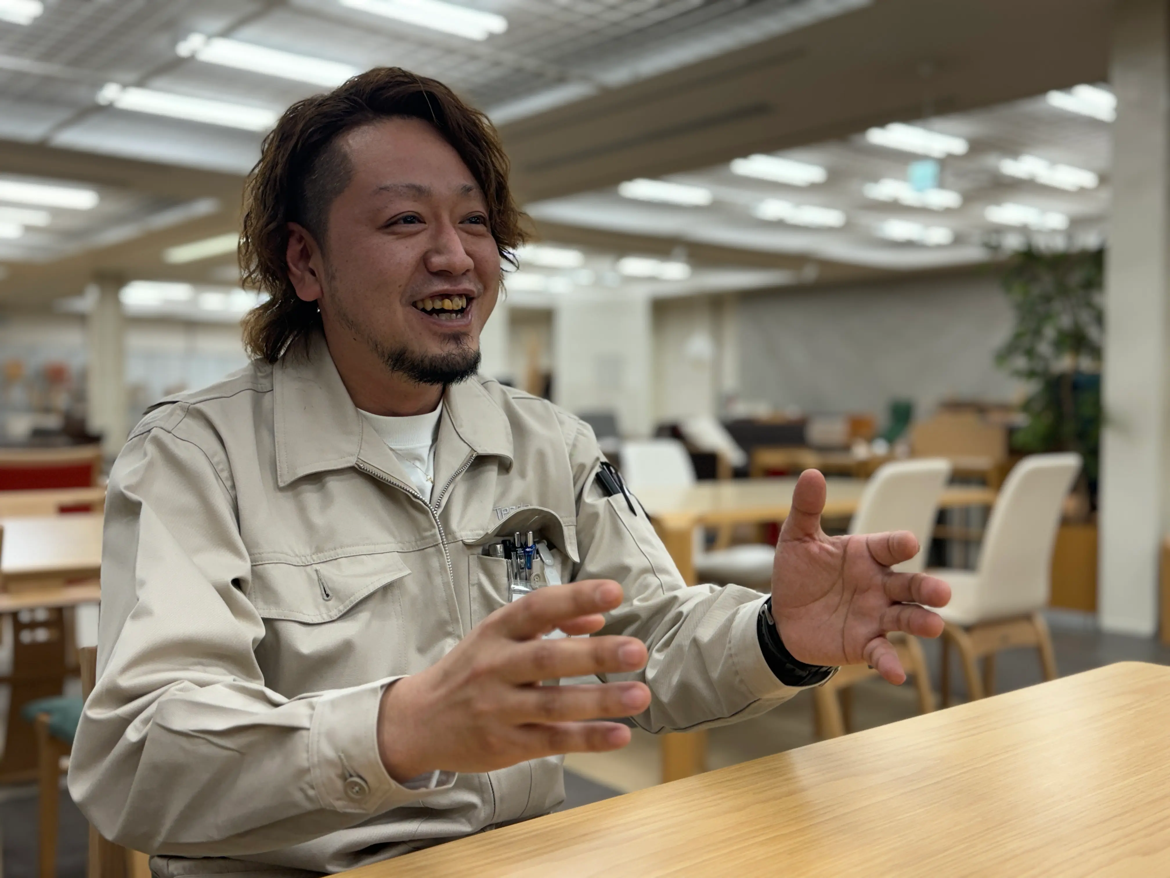 国産スギから生まれた改質リグニン含有プラを研究する家具屋さん：天童